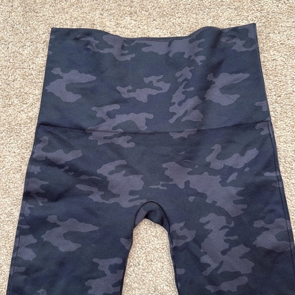 NWT Spanx Look At Me Now Black Camo Mid Rise Leggings Size Large - Picture 5 of 10